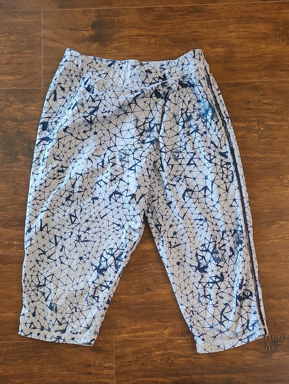 lululemon athletica Geometric Capri Joggers in Light Blue and Navy Size 4